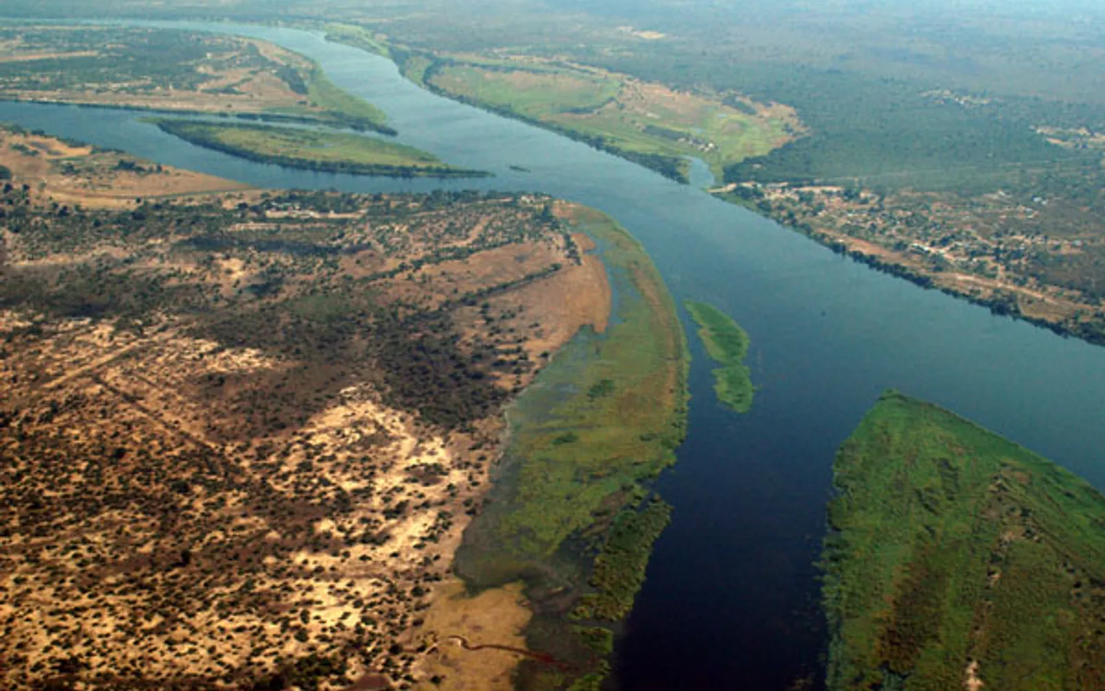 พระอาทิตย์ตกเหนือแม่น้ำแซมเบซีพร้อมเงาเรือล่อง