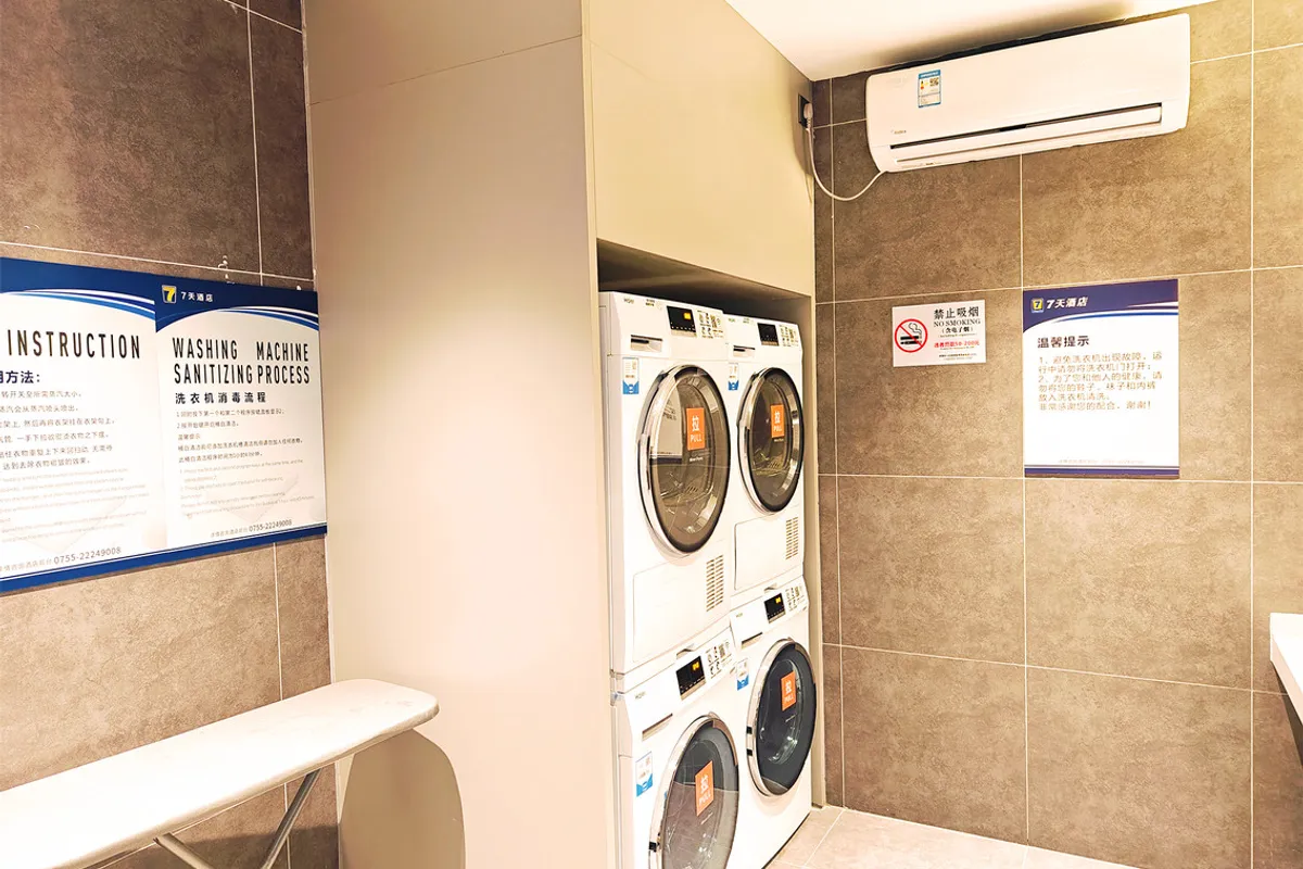 7 Days Inn Shenzhen Luohu Port Dongmen Old Street — rooms and atmosphere