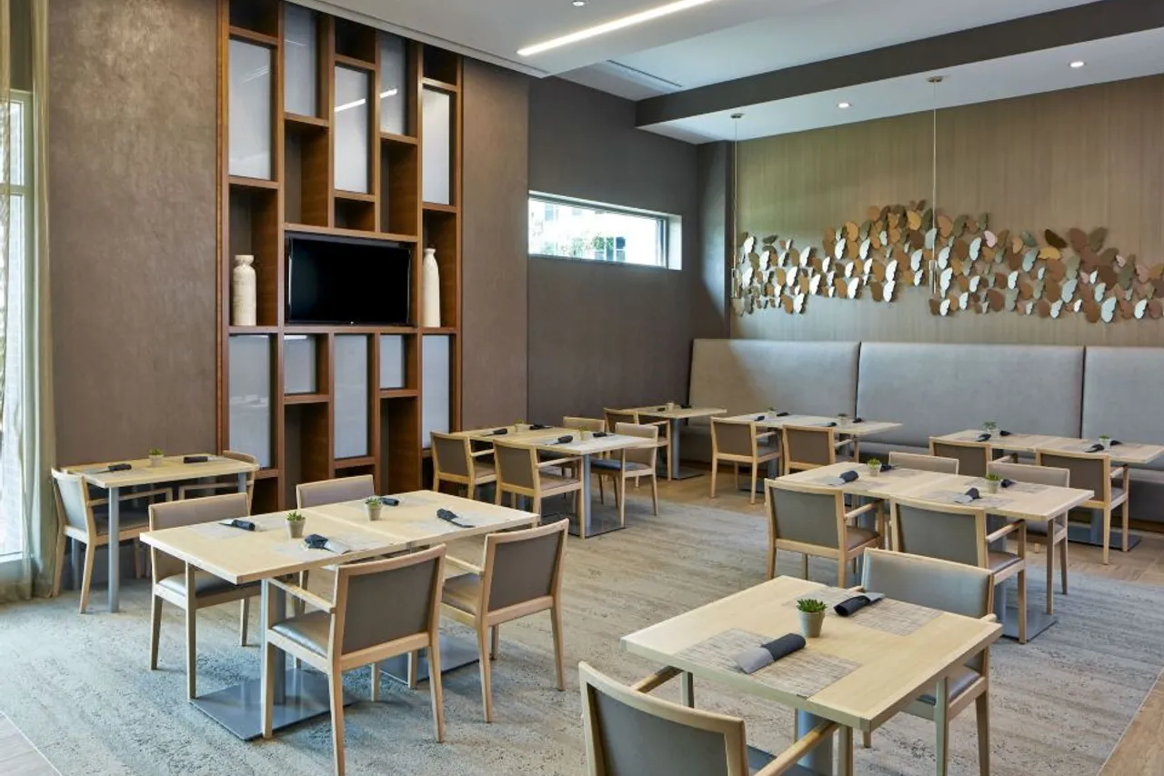 AC Hotel by Marriott Atlanta Buckhead at Phipps Plaza — rooms and atmosphere