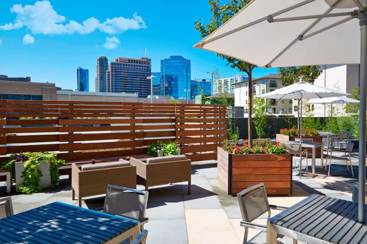AC Hotel by Marriott Atlanta Buckhead at Phipps Plaza — rooms and atmosphere