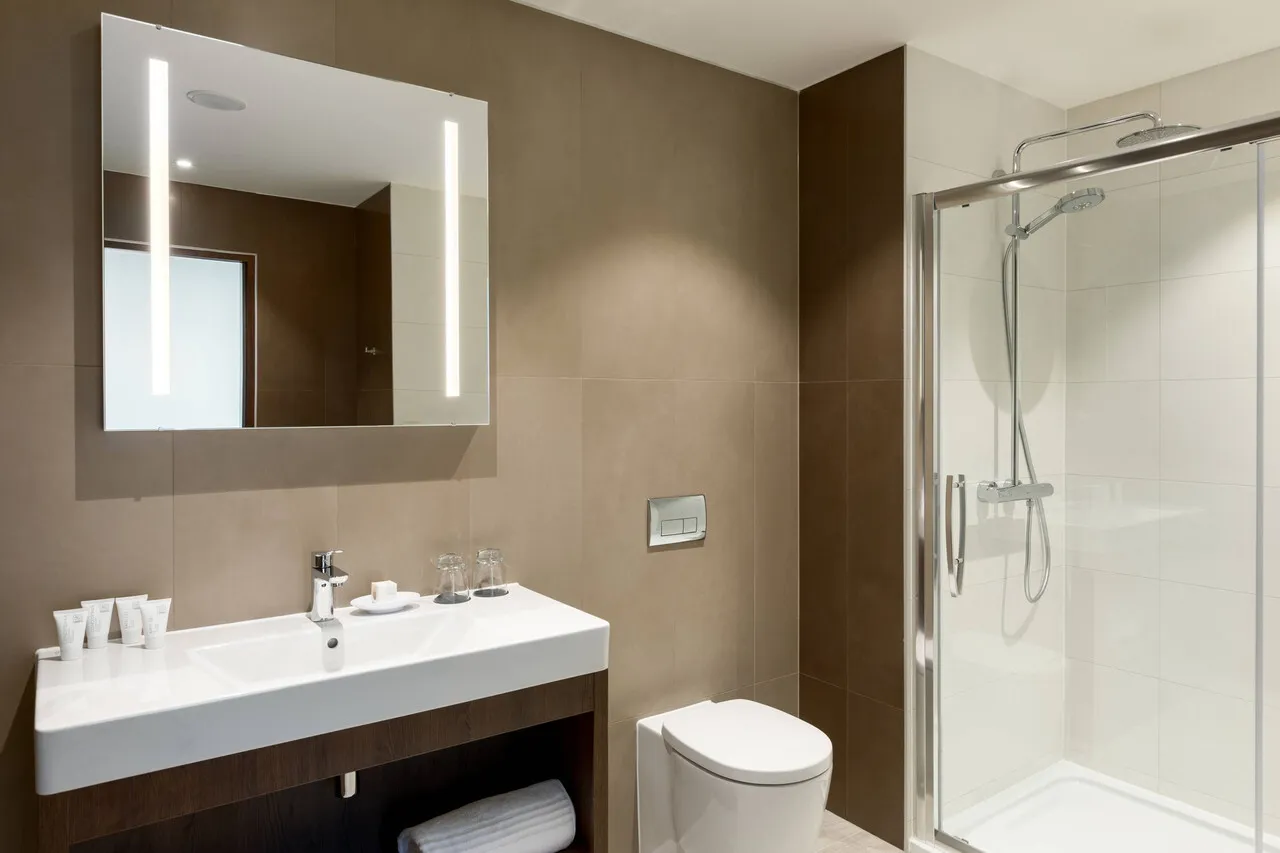 AC Hotel by Marriott Belfast — rooms and atmosphere