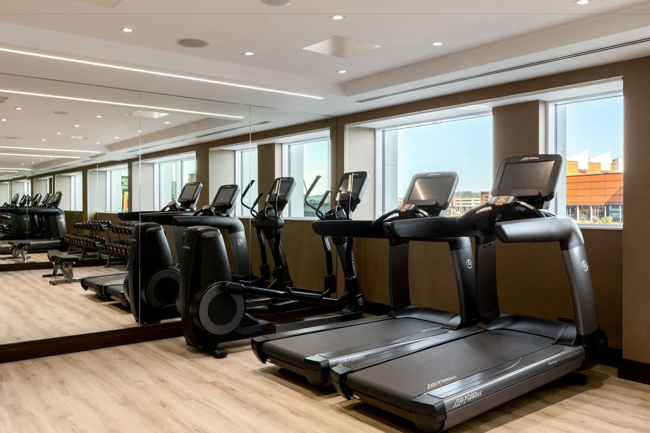 AC Hotel by Marriott Belfast — rooms and atmosphere