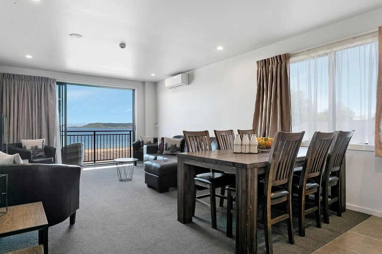 Acacia Lake View Motel Taupo — rooms and atmosphere
