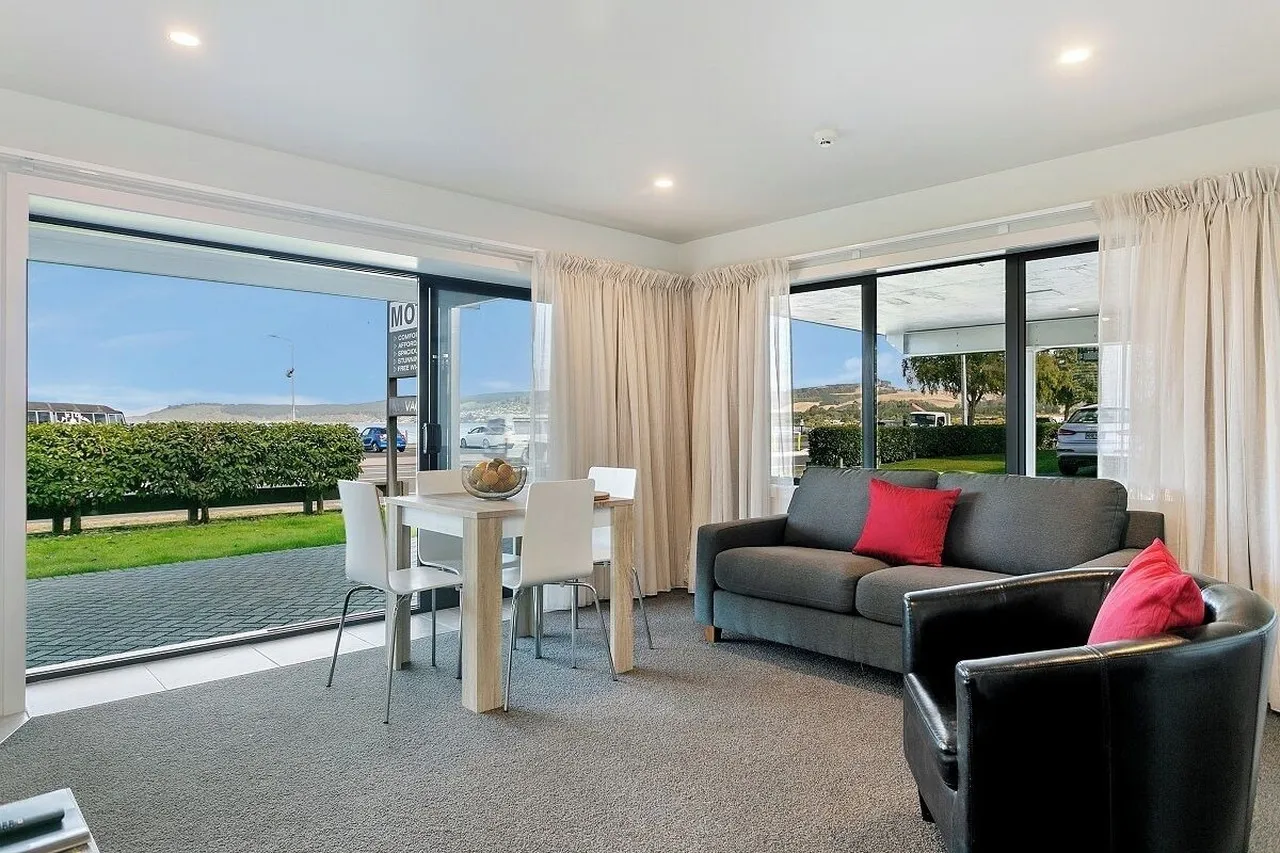 Acacia Lake View Motel Taupo — rooms and atmosphere