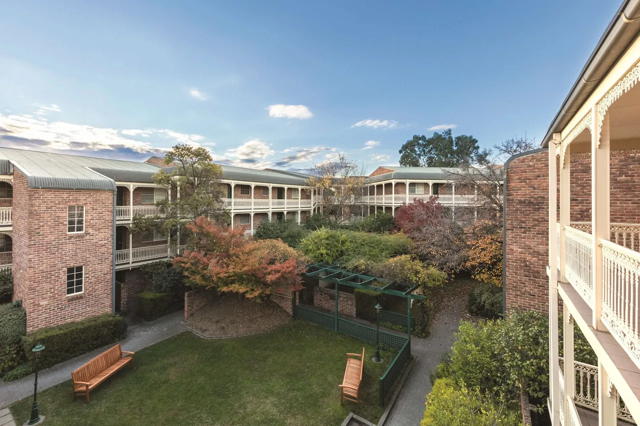 Adina Serviced Apartments Canberra Kingston — rooms and atmosphere