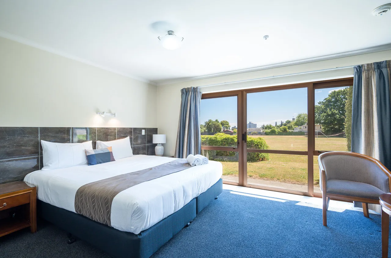 Admirals Motor Inn — rooms and atmosphere