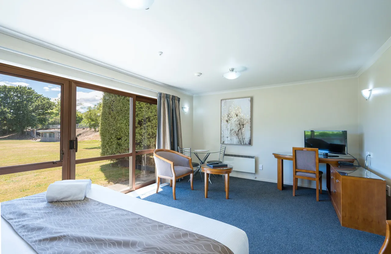 Admirals Motor Inn — rooms and atmosphere