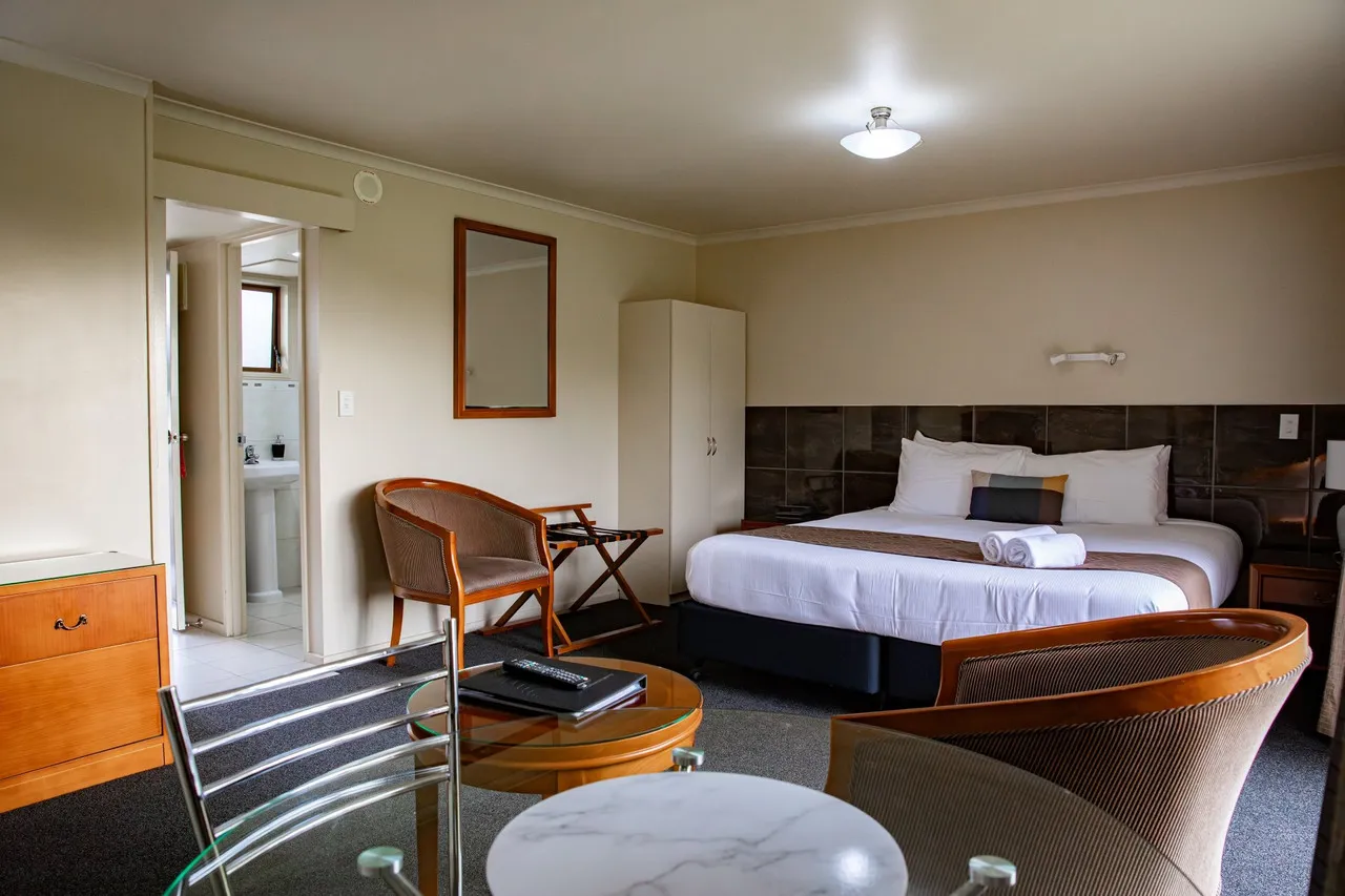 Admirals Motor Inn — rooms and atmosphere