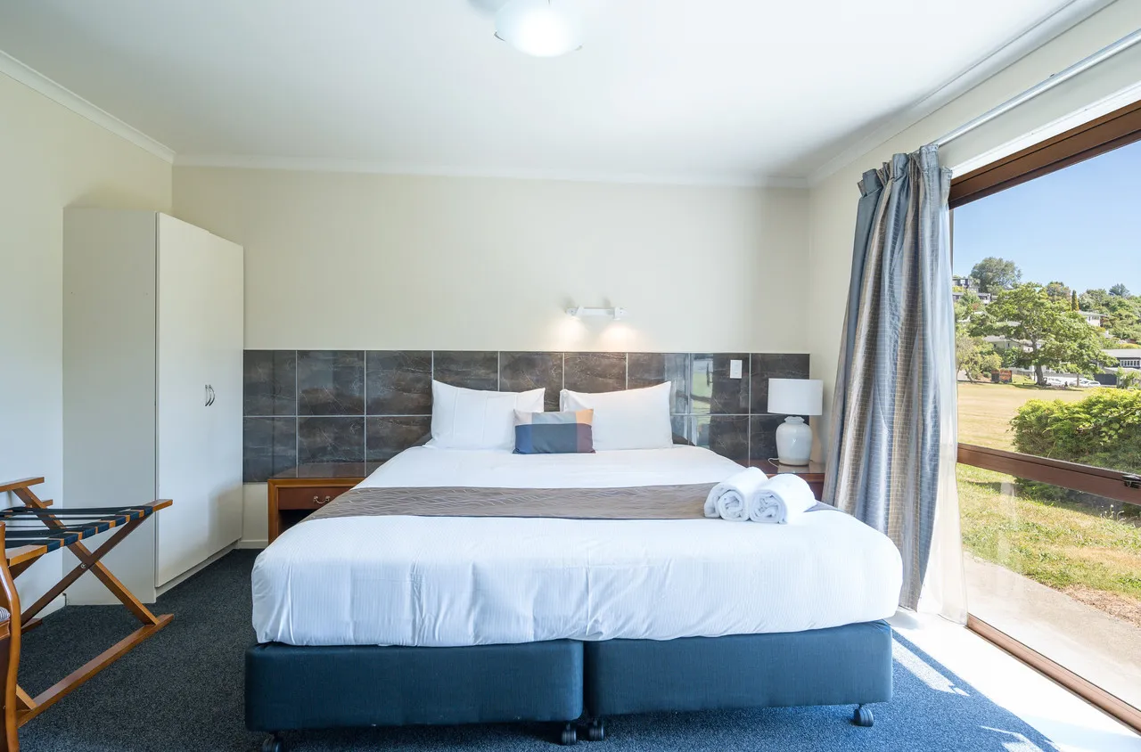 Admirals Motor Inn — rooms and atmosphere