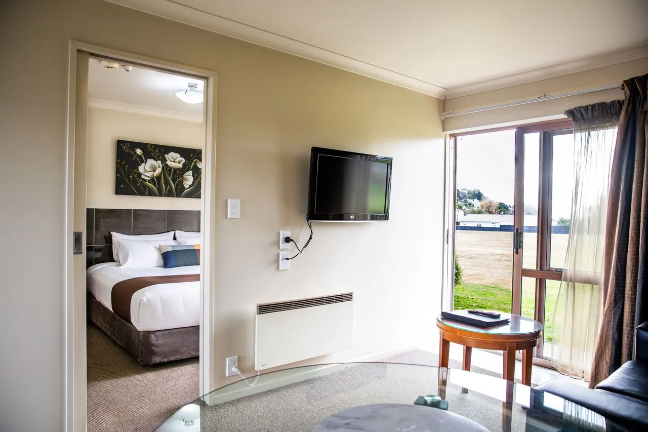 Admirals Motor Inn — rooms and atmosphere