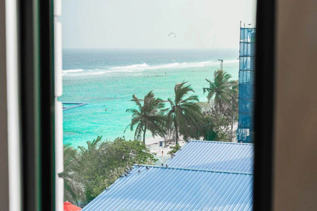 Aina Residency Beachfront Hotel — ภาพห้องพักและบรรยากาศ