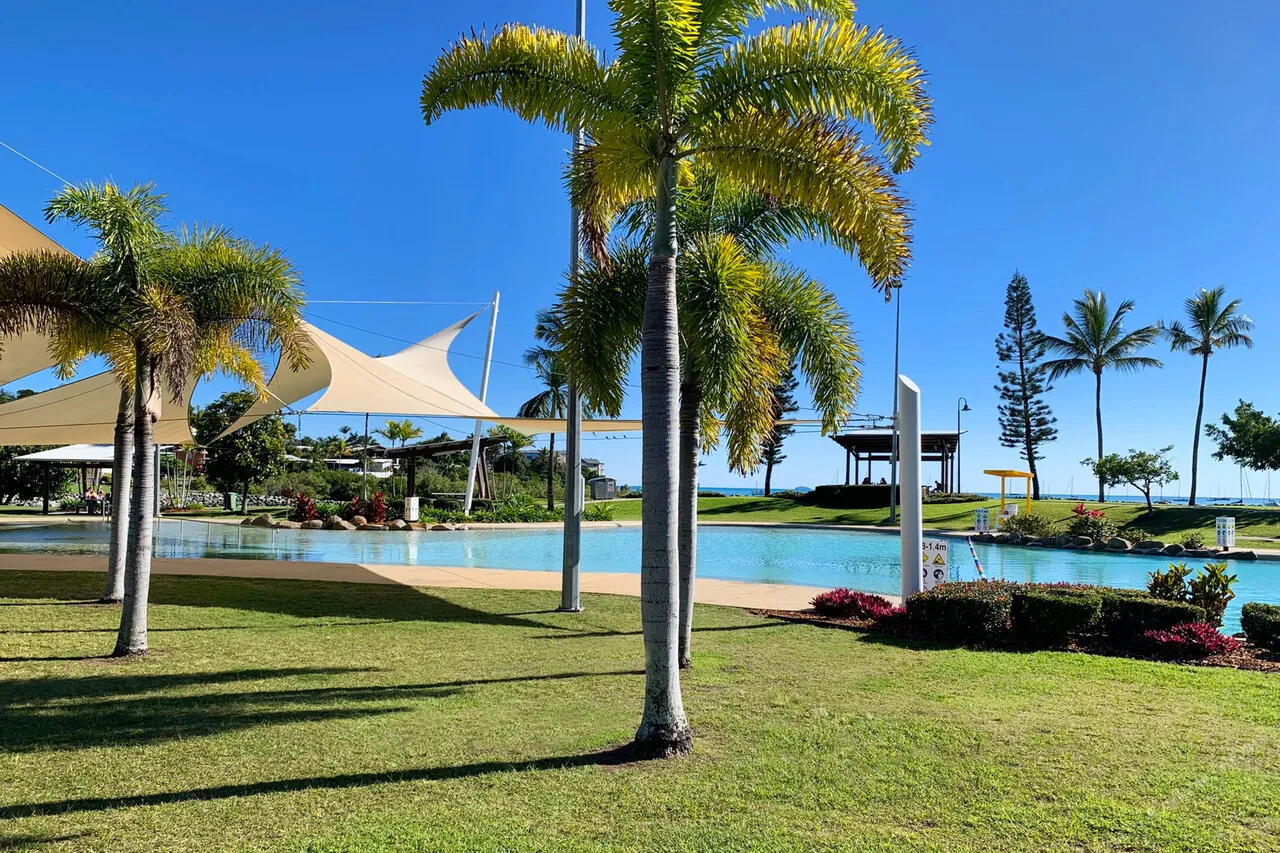 Magnums Airlie Beach (เดิม Airlie Beach Magnums) — rooms and atmosphere