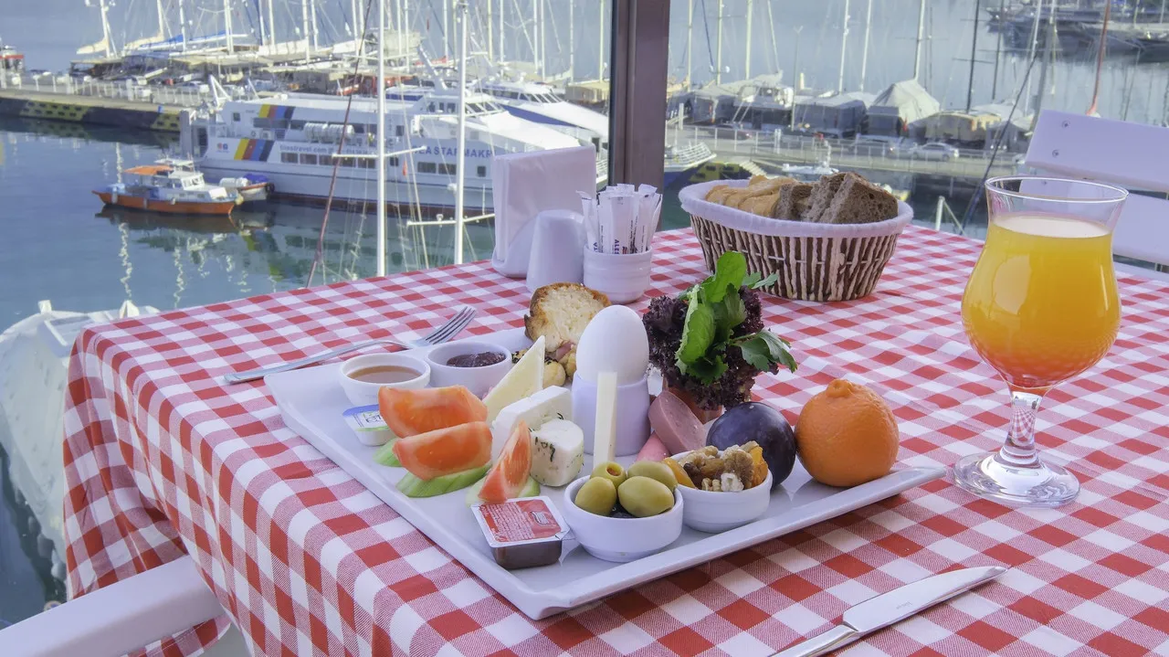 Alesta Yacht Hotel — rooms and atmosphere