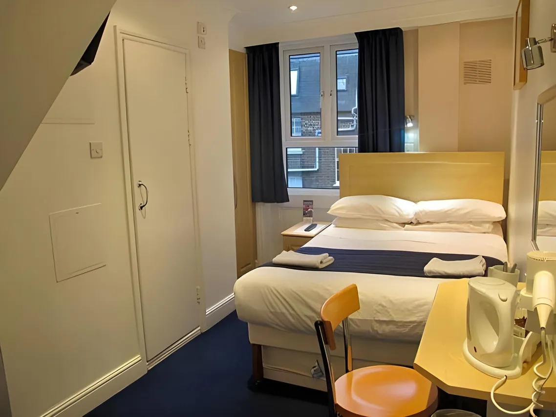 Alhambra Hotel — rooms and atmosphere