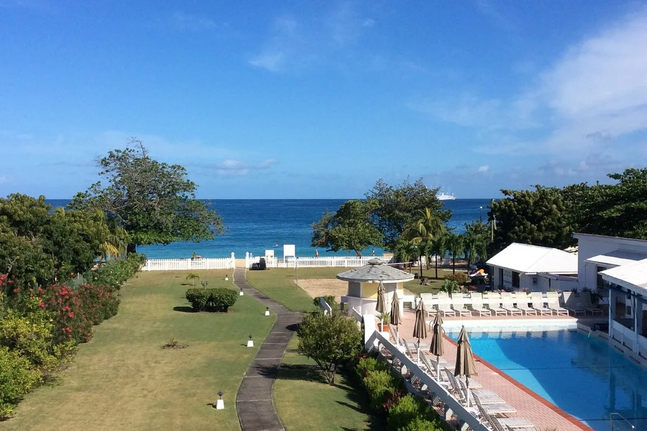 Allamanda Beach Resort — โรงแรมในเซนต์จอร์จส์