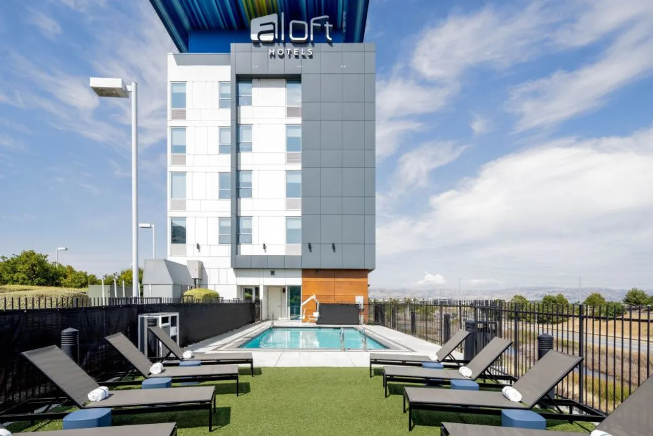 Aloft Santa Clara — rooms and atmosphere