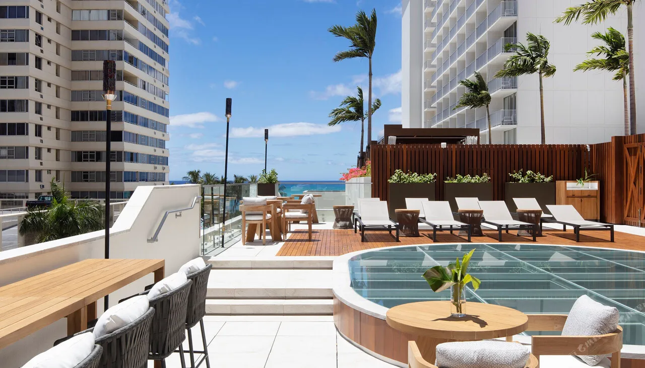 Alohilani Resort Waikiki Beach — rooms and atmosphere