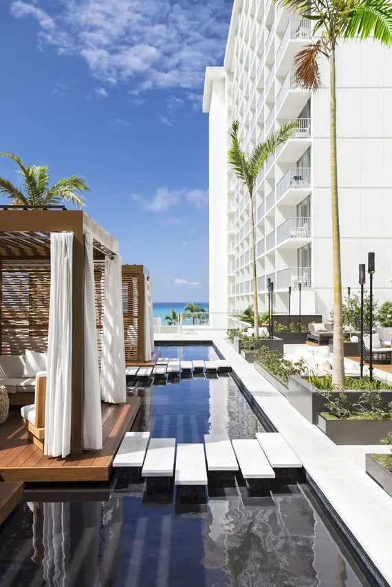 Alohilani Resort Waikiki Beach — rooms and atmosphere