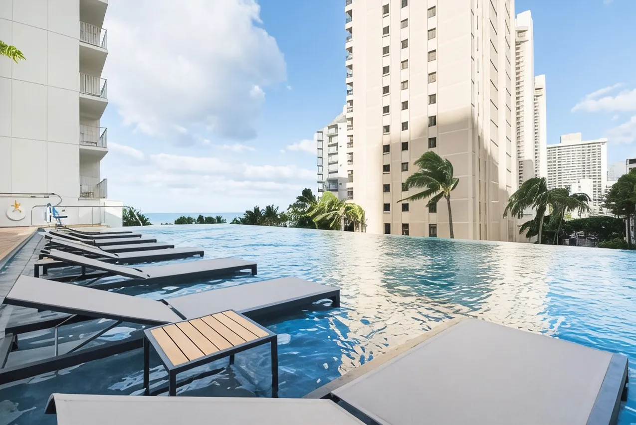 Alohilani Resort Waikiki Beach — rooms and atmosphere