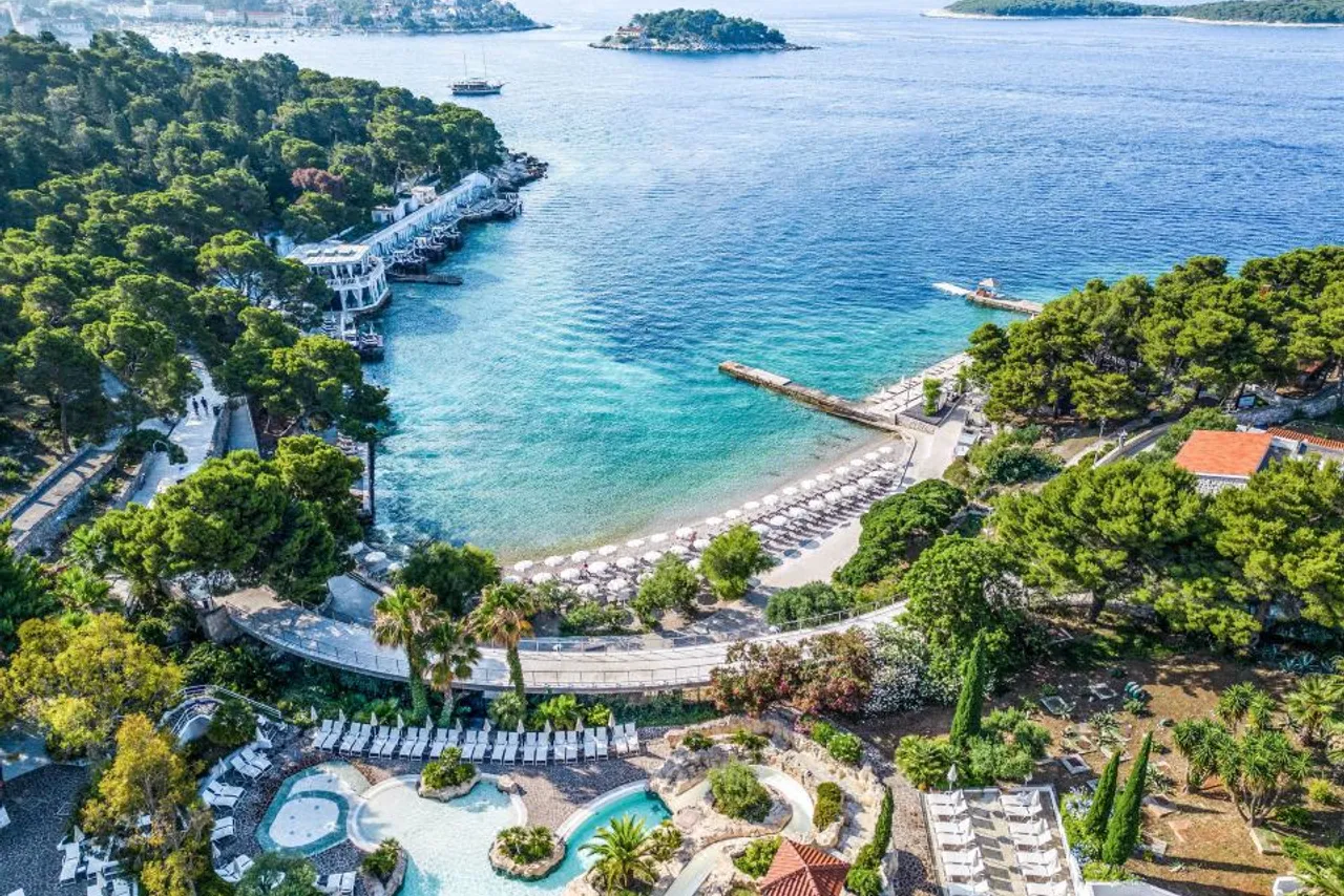 Amfora Hvar Grand Beach Resort — โรงแรมในฮวาร์