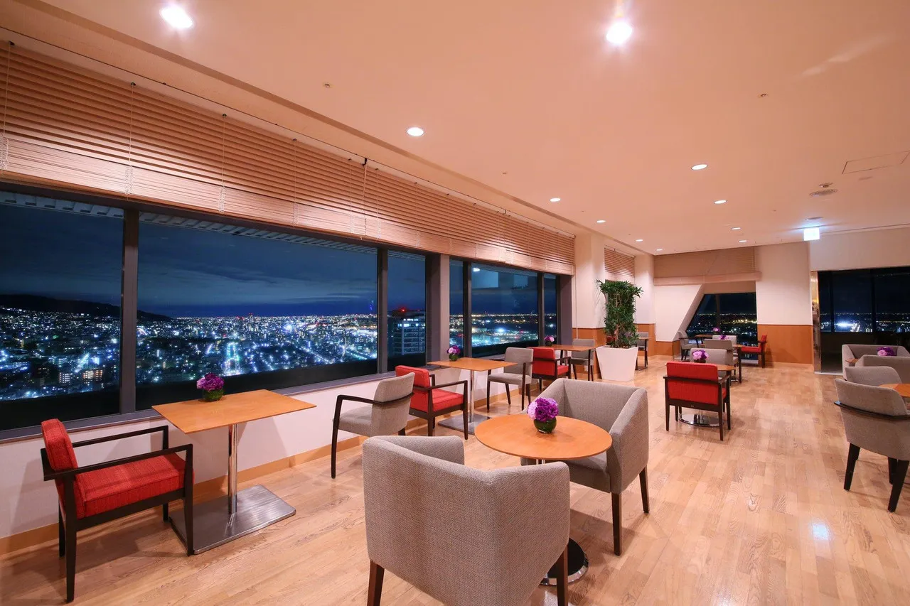 ANA Crowne Plaza Kobe — rooms and atmosphere