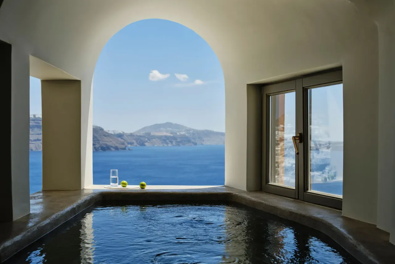 Andronis Luxury Suites — rooms and atmosphere