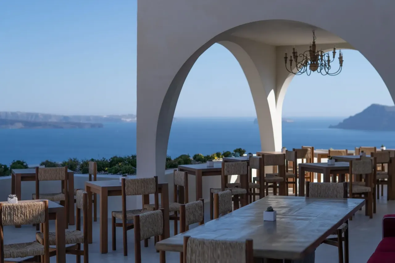 Andronis Luxury Suites — rooms and atmosphere