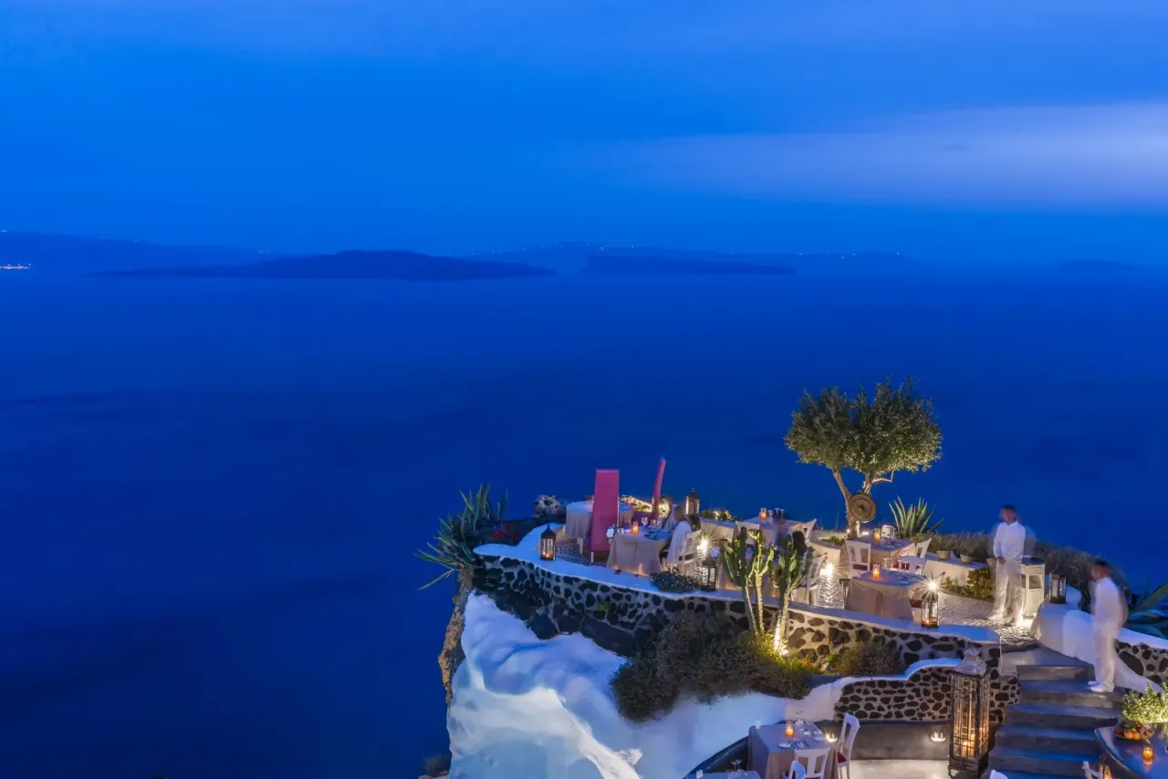 Andronis Luxury Suites — rooms and atmosphere