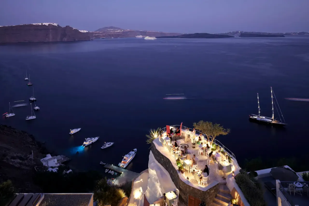 Andronis Luxury Suites — rooms and atmosphere