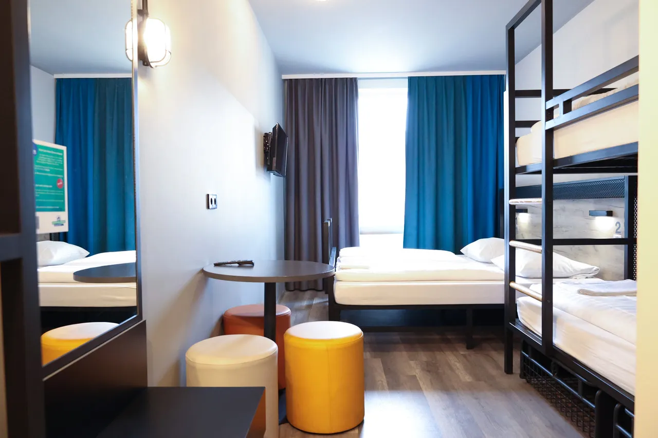 a&o Köln Neumarkt — ภาพห้องพักและบรรยากาศ