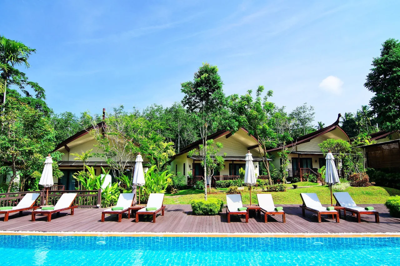 Aonang Phu Petra Resort, Krabi — rooms and atmosphere