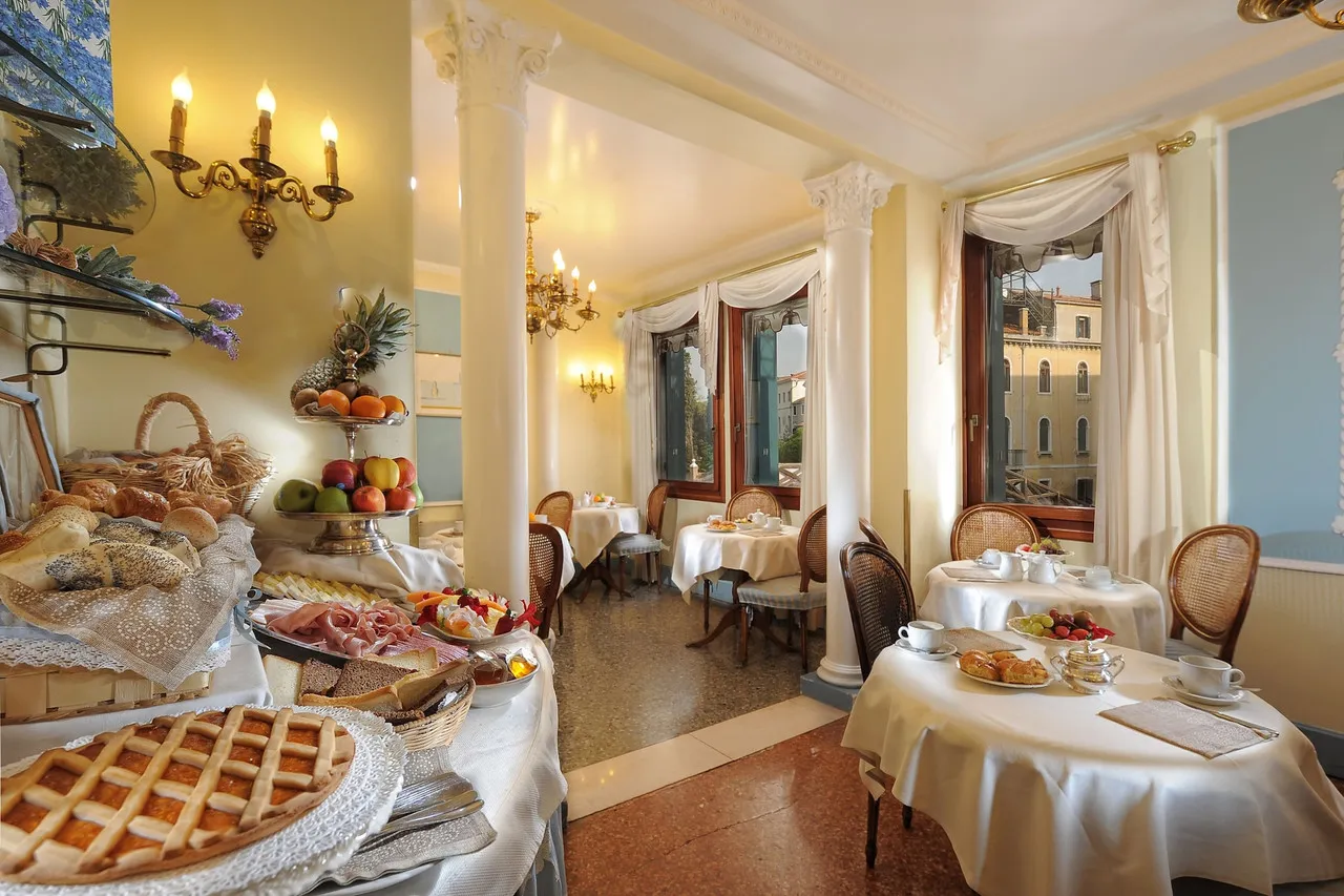 Arlecchino Hotel — rooms and atmosphere