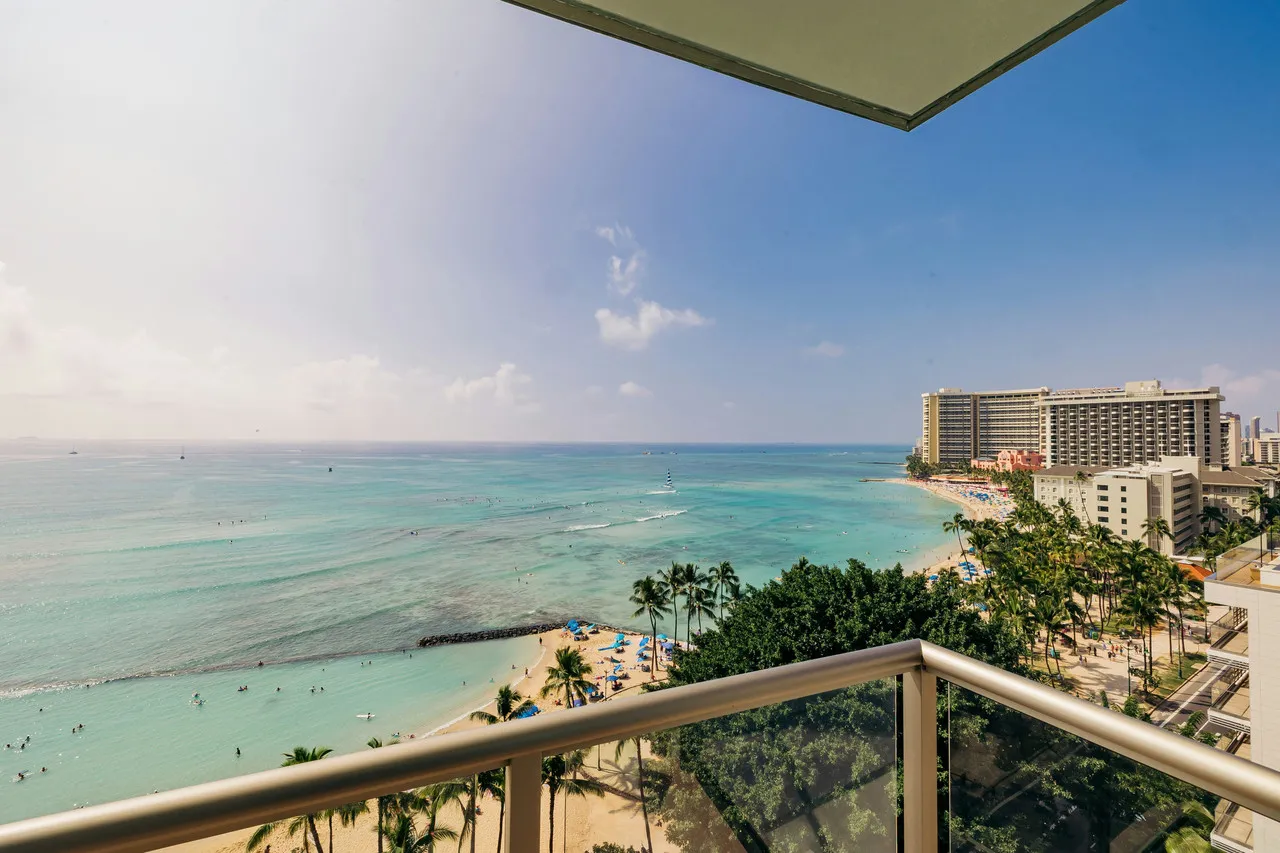 Aston Waikiki Circle Hotel — rooms and atmosphere