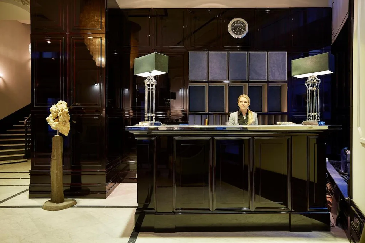 Astoria Hotel — ภาพห้องพักและบรรยากาศ