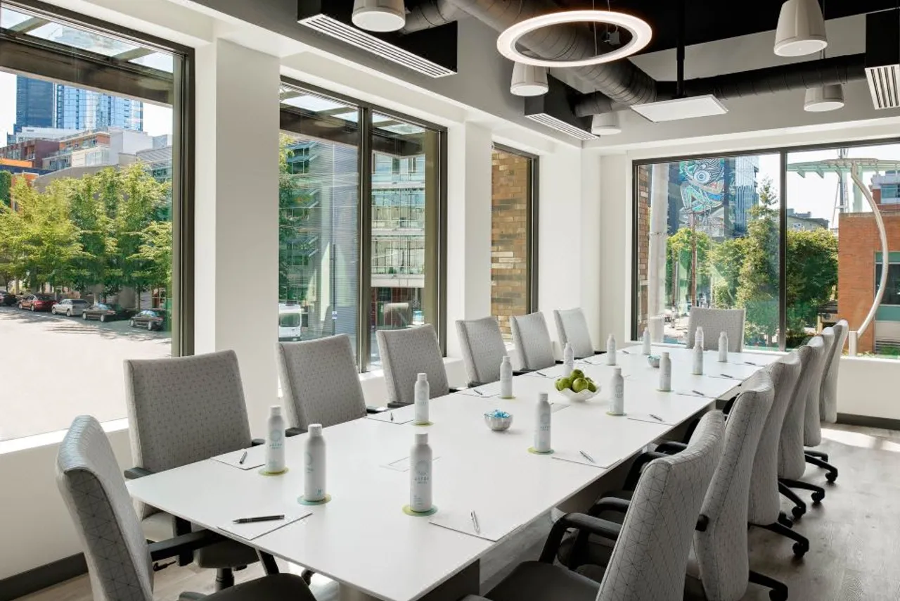 Astra Hotel, Seattle, a Tribute Portfolio Hotel by Marriott — rooms and atmosphere