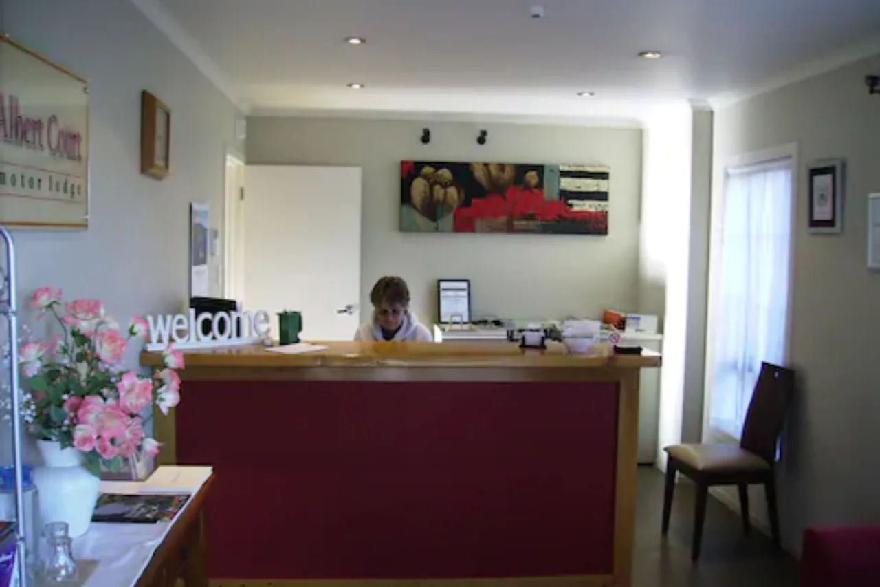 ASURE Albert Court Motor Lodge — rooms and atmosphere