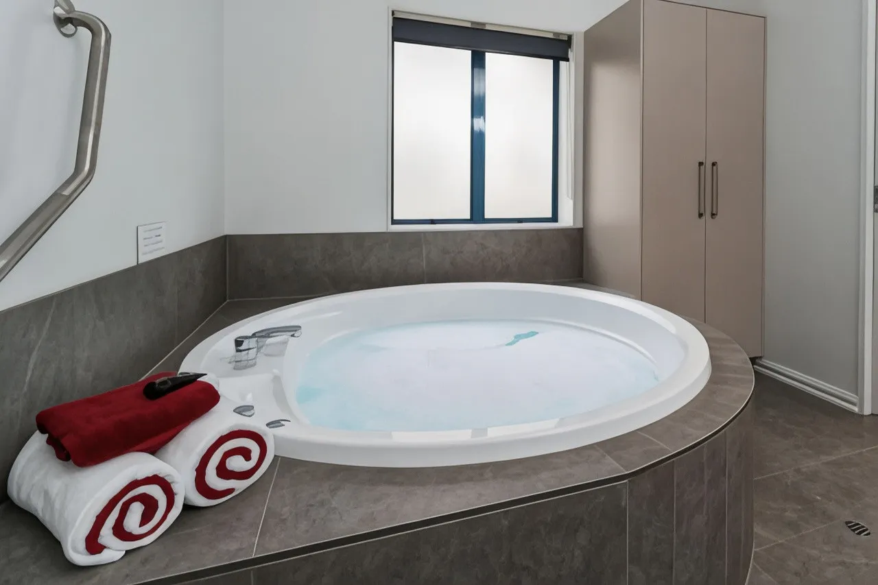 Aubyn Court Spa Motel — rooms and atmosphere