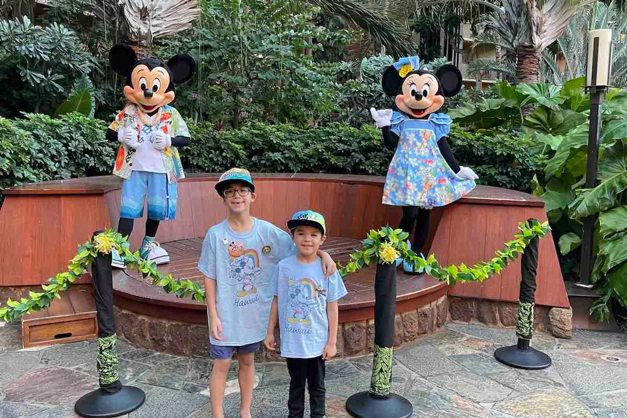 character breakfast Mickey และ Minnie ชุดอโลฮาที่ Aulani