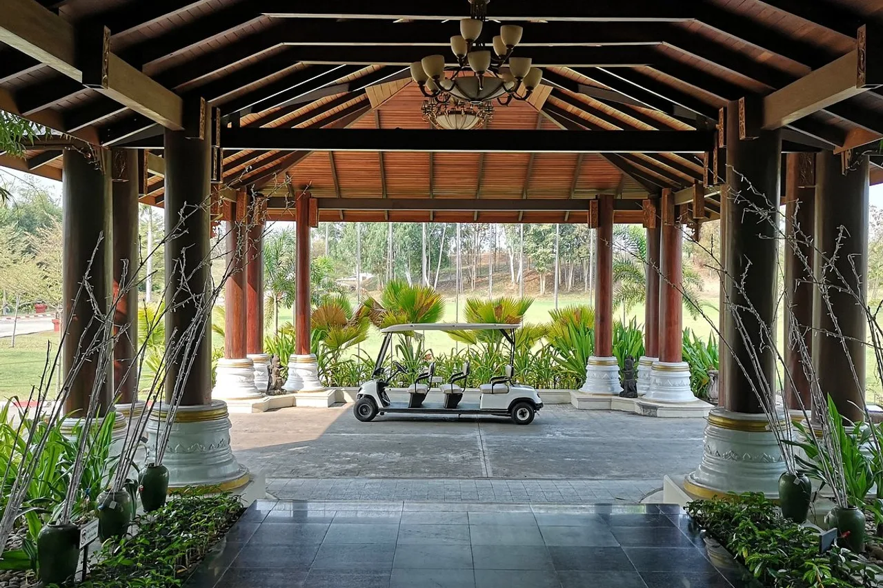 Aureum Palace Hotel &amp; Resort Nay Pyi Taw — rooms and atmosphere