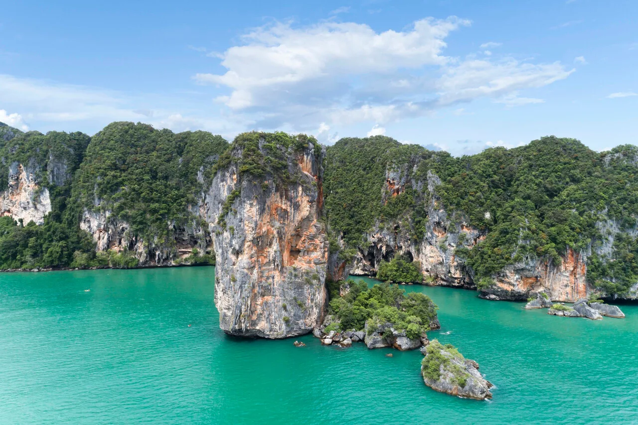 Avani Ao Nang Cliff Krabi Resort — rooms and atmosphere