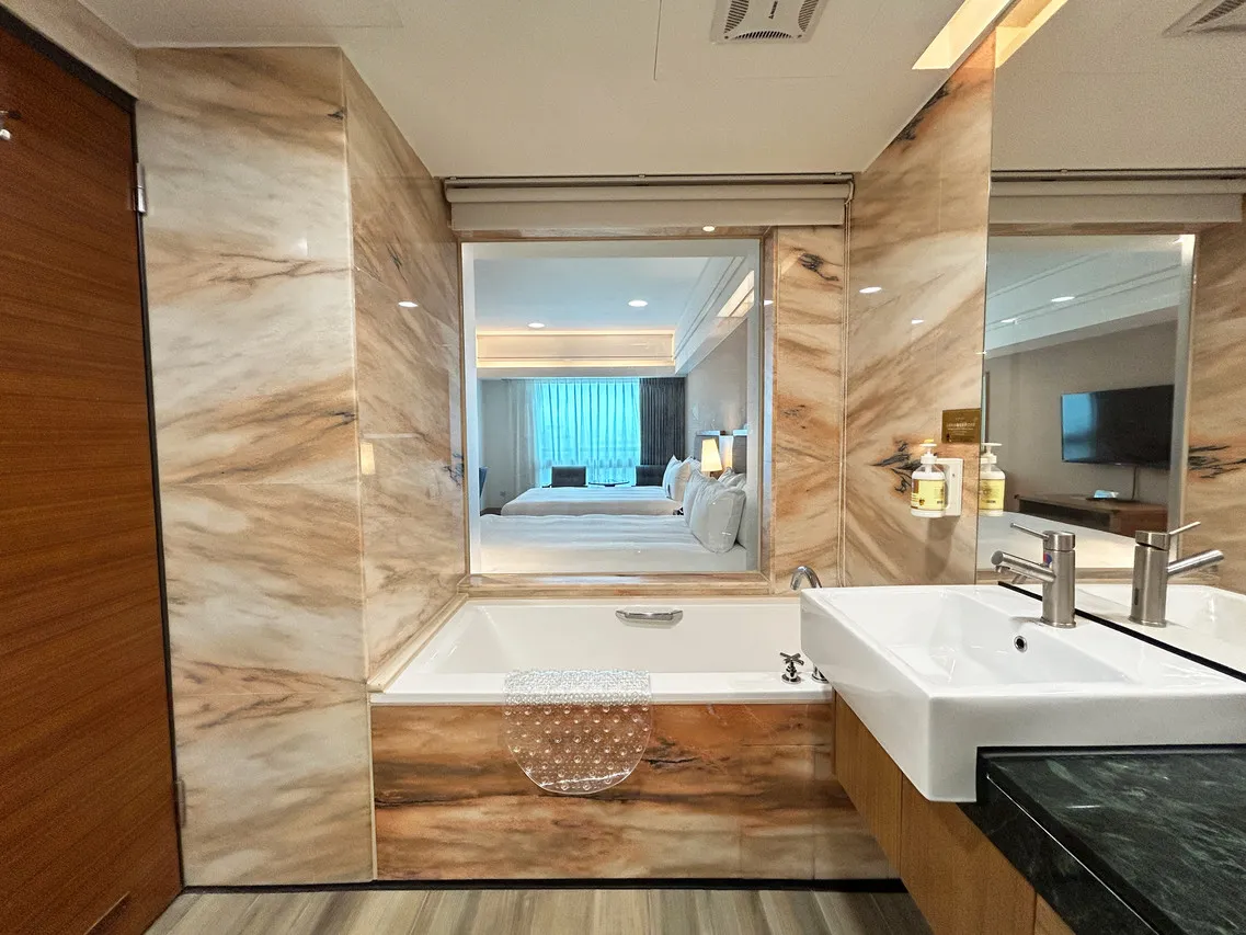 Azure Hotel Hualien City — rooms and atmosphere