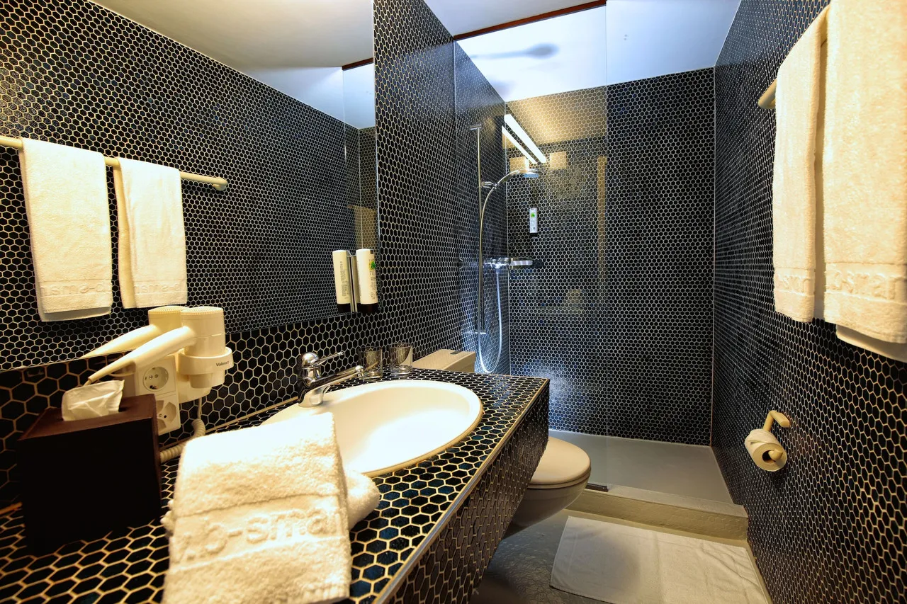 B_smart Motel Basel — rooms and atmosphere