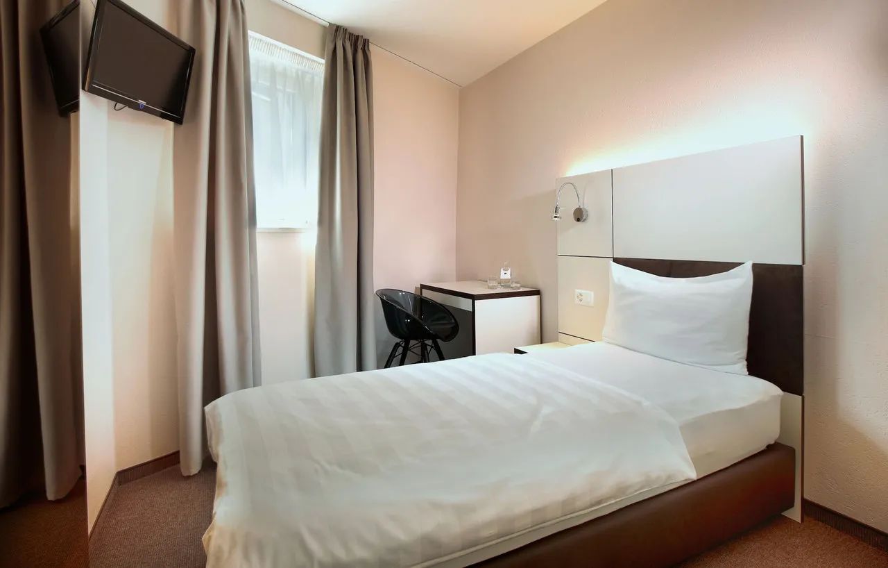 B_smart Motel Basel — rooms and atmosphere