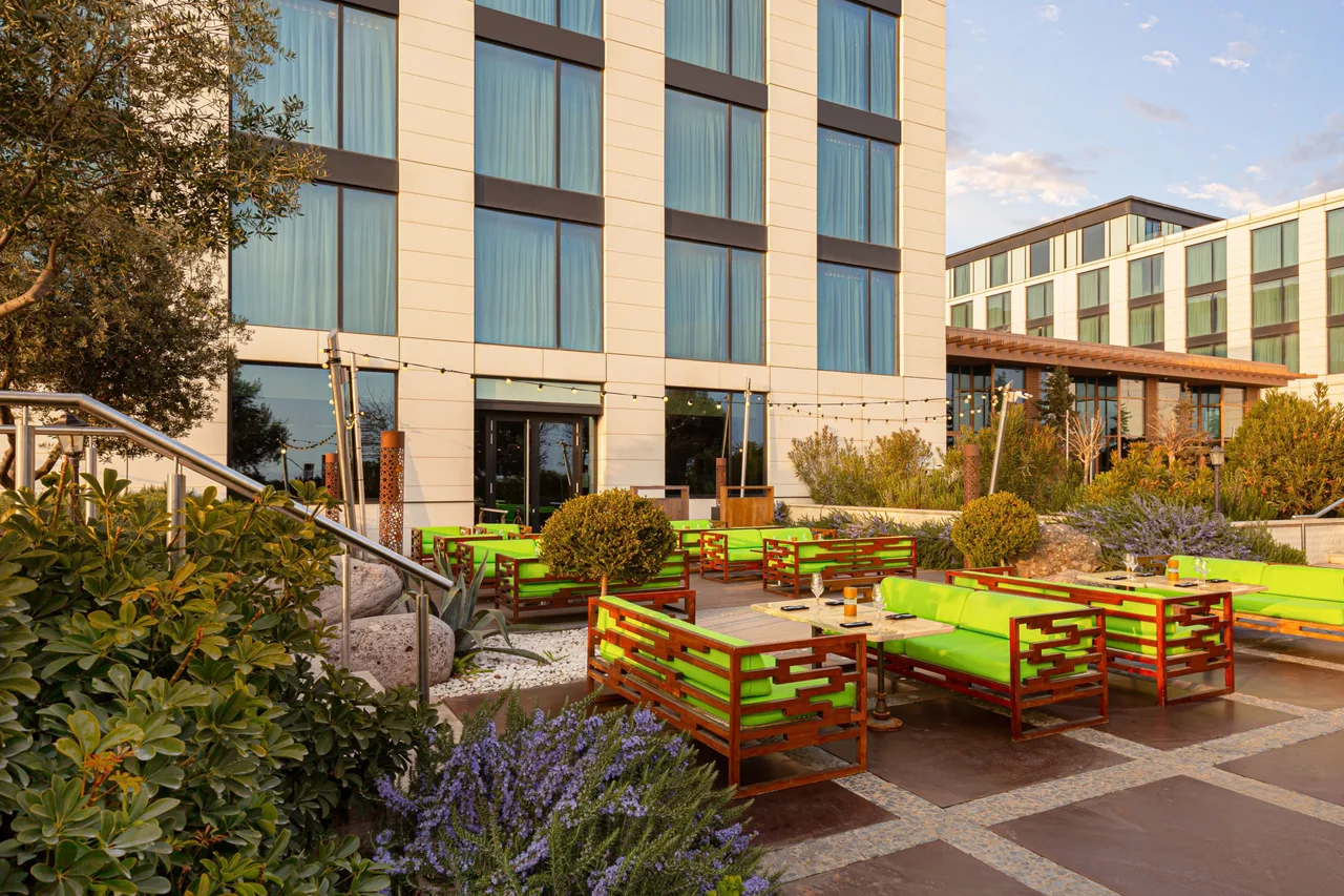 Baku Marriott Hotel Boulevard — rooms and atmosphere