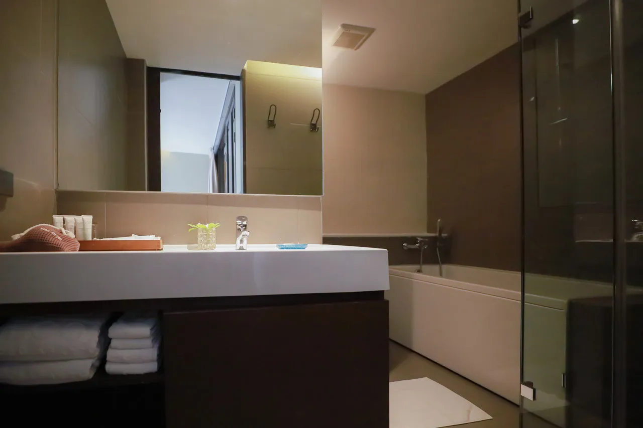 Balcony Courtyard Sriracha Hotel & Serviced Apartments — rooms and atmosphere