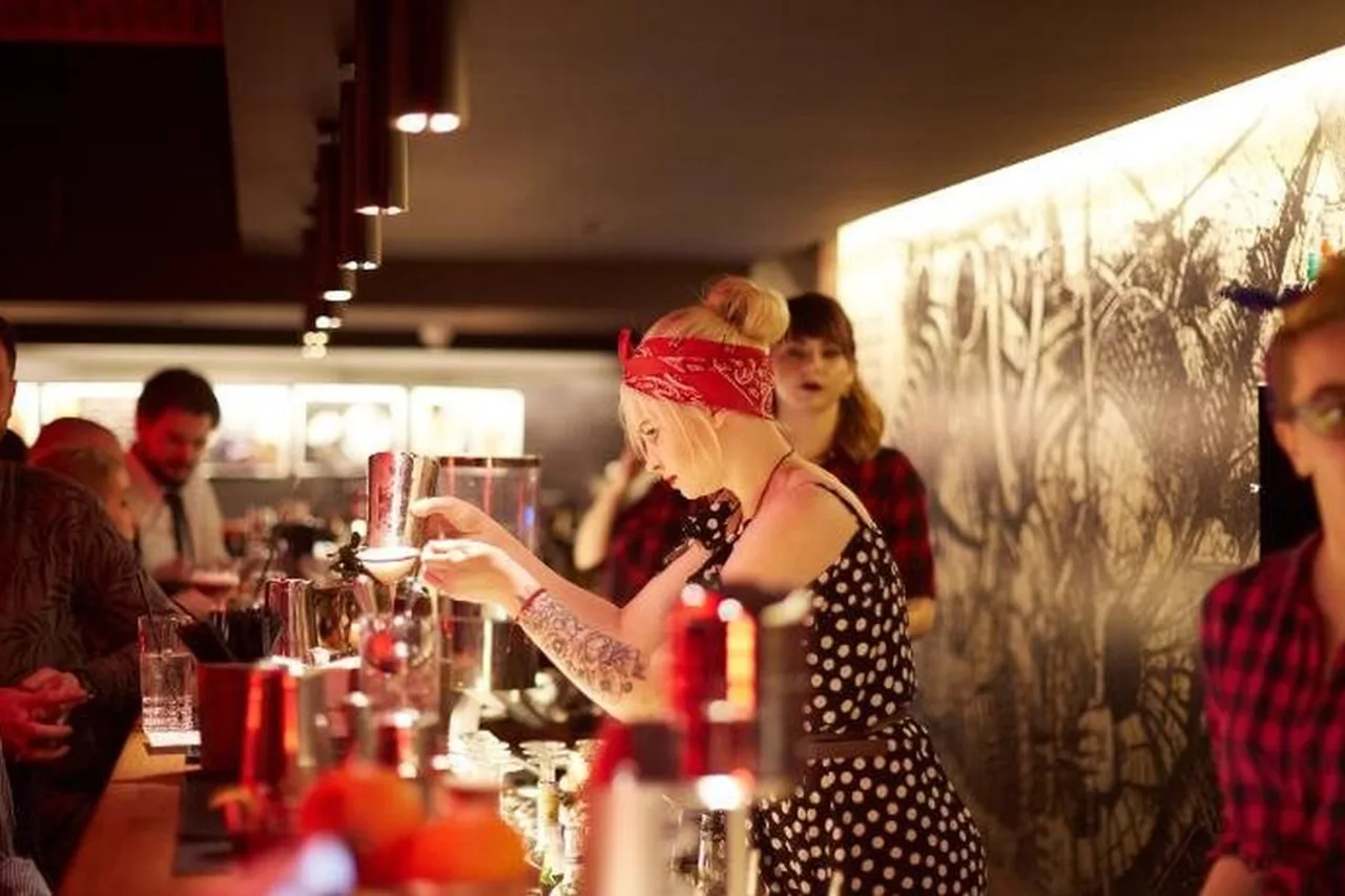 BANKHOTEL — ภาพห้องพักและบรรยากาศ