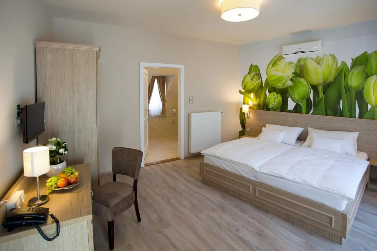 Barokk Hotel Promenád — ภาพห้องพักและบรรยากาศ
