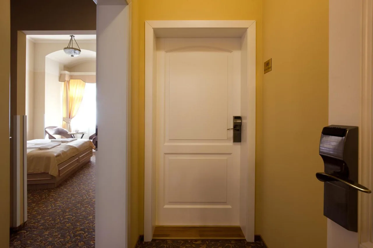Barokk Hotel Promenád — ภาพห้องพักและบรรยากาศ