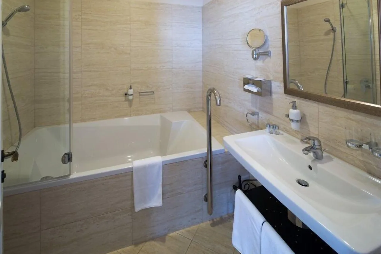Barokk Hotel Promenád — ภาพห้องพักและบรรยากาศ