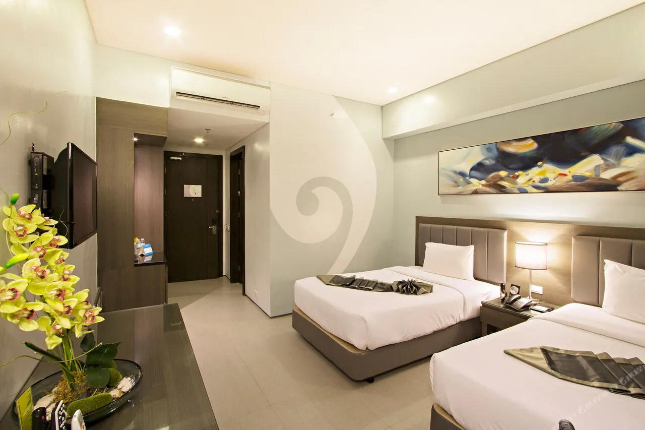 Bayfront Hotel Cebu — rooms and atmosphere